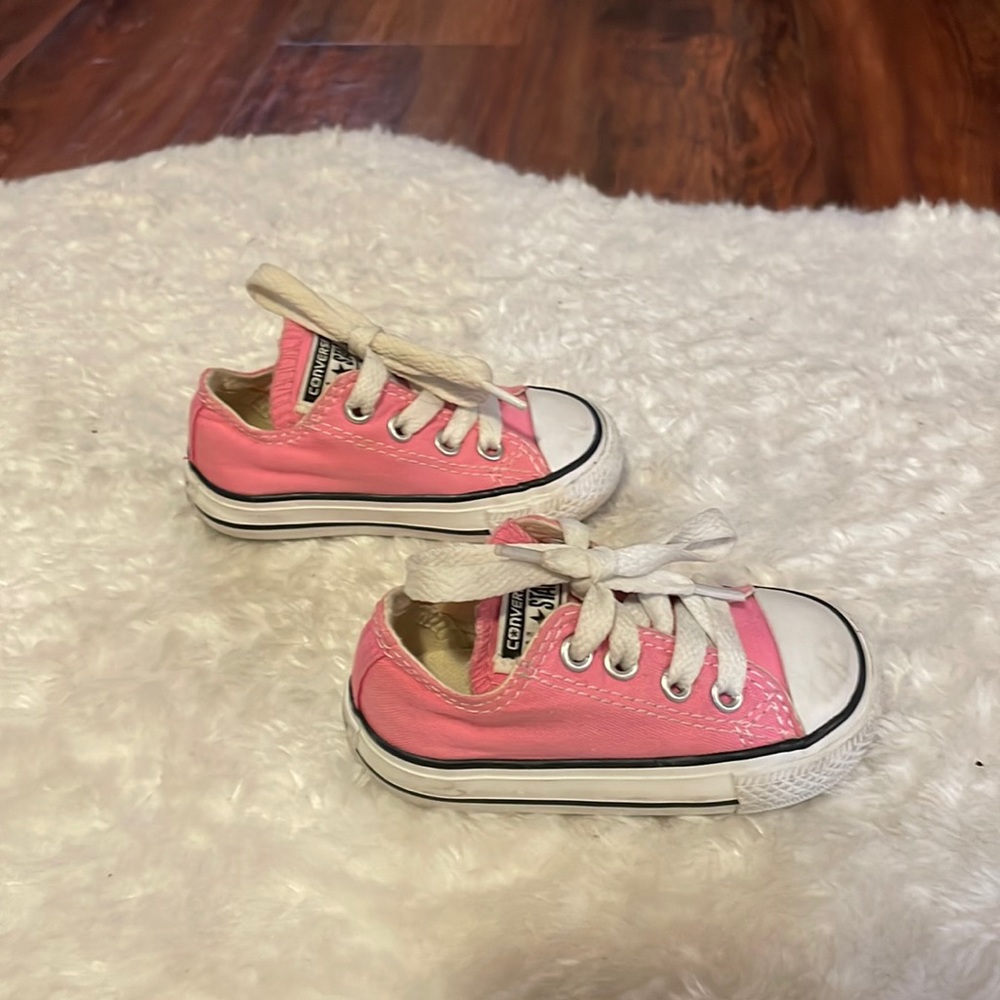 Pink converse low tops, size 4 Toddler.